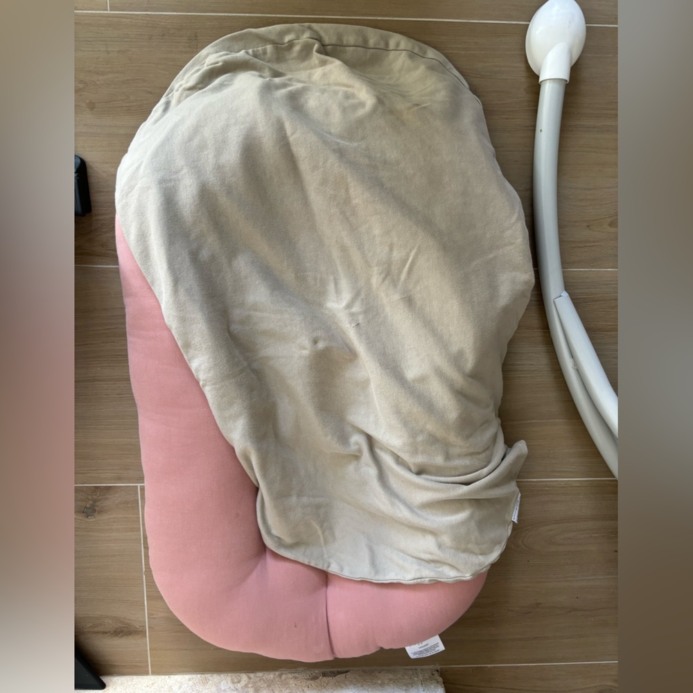 Snuggle me organic baby lounger with cover
